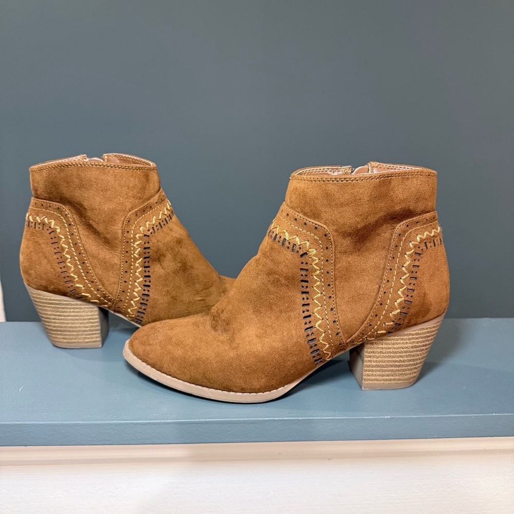 Qupid Brown Embroidered Faux Suede Boho Block Heel Ankle Boots Size 7 - Picture 2 of 13